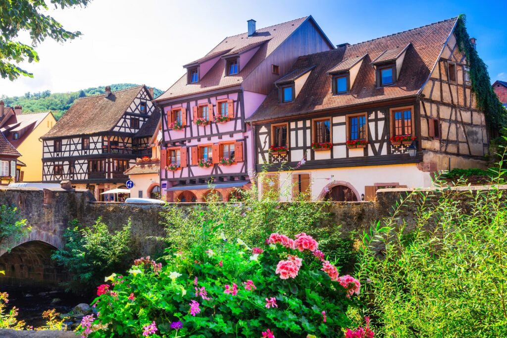Paysage en Alsace avec des maisons à colombages dans un village alsacien observé au cours d'un séjour de randonnée