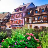 Paysage en Alsace avec des maisons à colombages dans un village alsacien observé au cours d'un séjour de randonnée