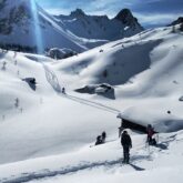 Paysage du massif du Queyras dans les Alpes sous un grand soleil en hiver observé lors d'un séjour de randonnée en raquettes en gîte