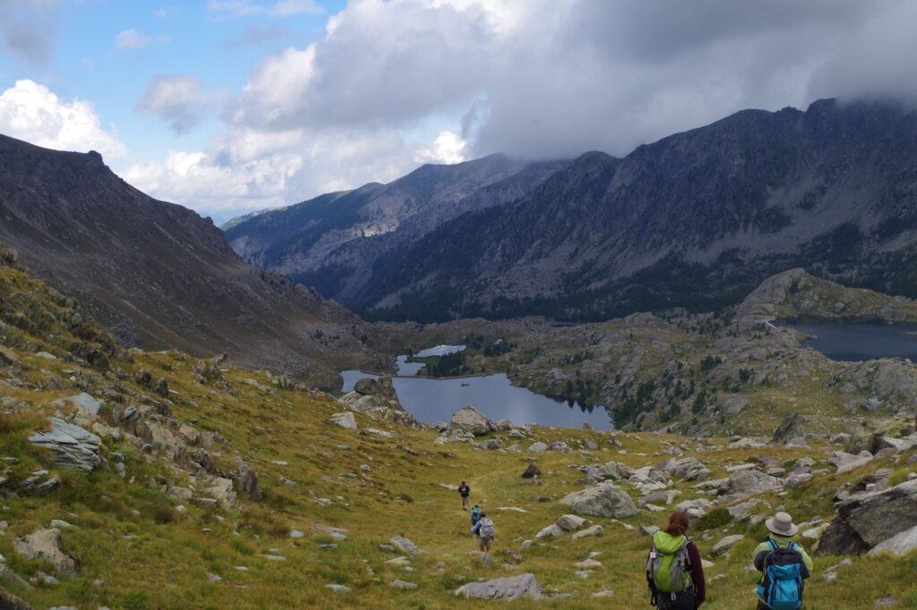 Paysage de montagne dans le mercantour dans les alpes, avec un lac en contre bas et des sommets en fond