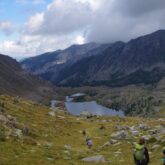 Paysage de montagne dans le mercantour dans les alpes, avec un lac en contre bas et des sommets en fond
