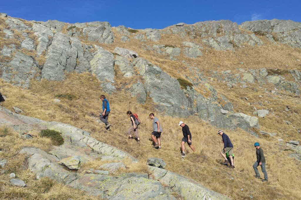 Groupe de randonneurs sur un sentier avec leur guide dans le haut Verdon entouré d'un paysage montagnard