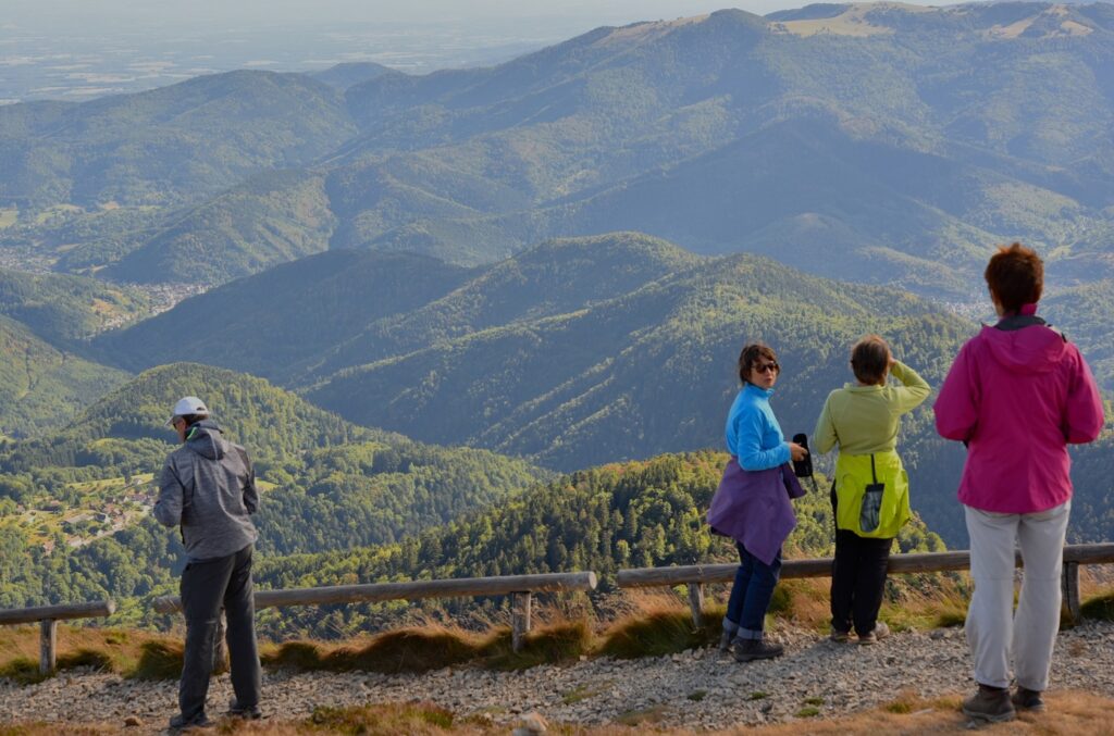 Groupe de randonneurs sur un sentier de randonnée dans les Vosges