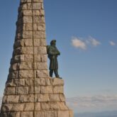 Monument qui se trouve en haut du plus haut sommet des Vosges, qui représente un chasseur alpin