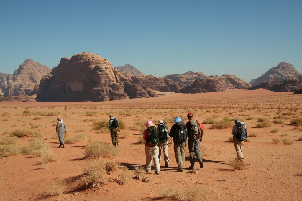 Groupe de randonneurs avec leur guide en Jordanie dans le désert du Wadi Rum