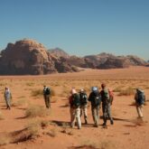 Groupe de randonneurs avec leur guide en Jordanie dans le désert du Wadi Rum