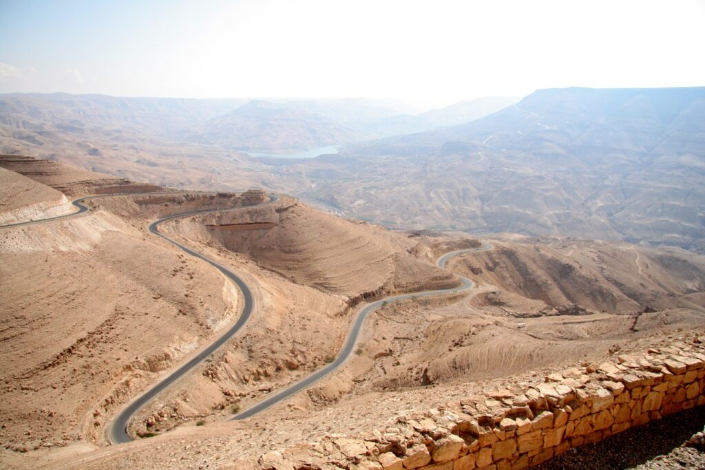 Paysage vu de haut de route en Jordanie, dans le désert du Wadi Rum en Jordanie