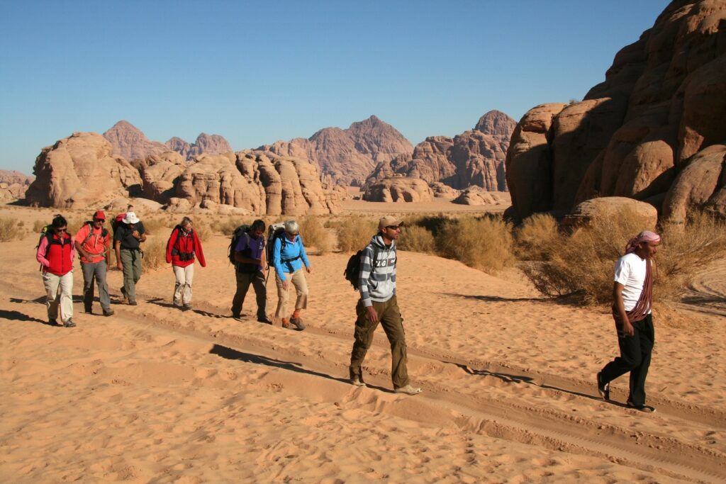 Groupe de randonneurs sur un sentier dans le désert du Wadi Rum
