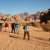 Groupe de randonneurs sur un sentier dans le désert du Wadi Rum