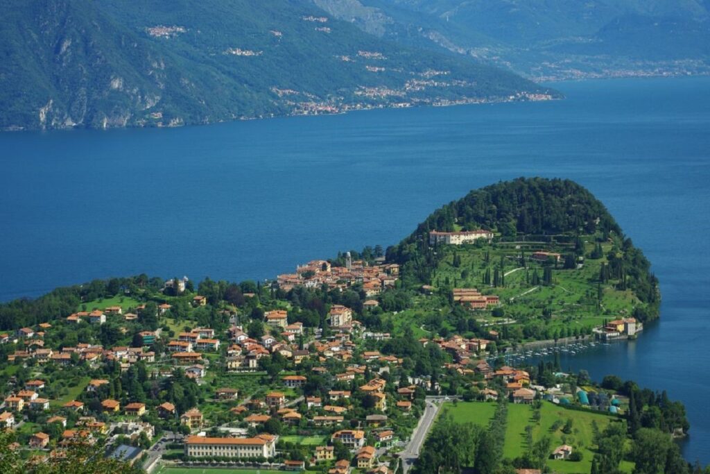 Paysage prise de vue en hauteur avec le lac de Côme en fond encadré d'habitations et de montagnes