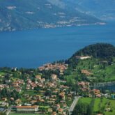 Paysage prise de vue en hauteur avec le lac de Côme en fond encadré d'habitations et de montagnes