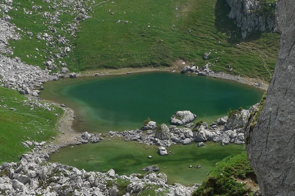 Paysage de montagne avec des lacs en contrebas encadrés de différentes montagnes