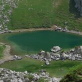 Paysage de montagne avec des lacs en contrebas encadrés de différentes montagnes
