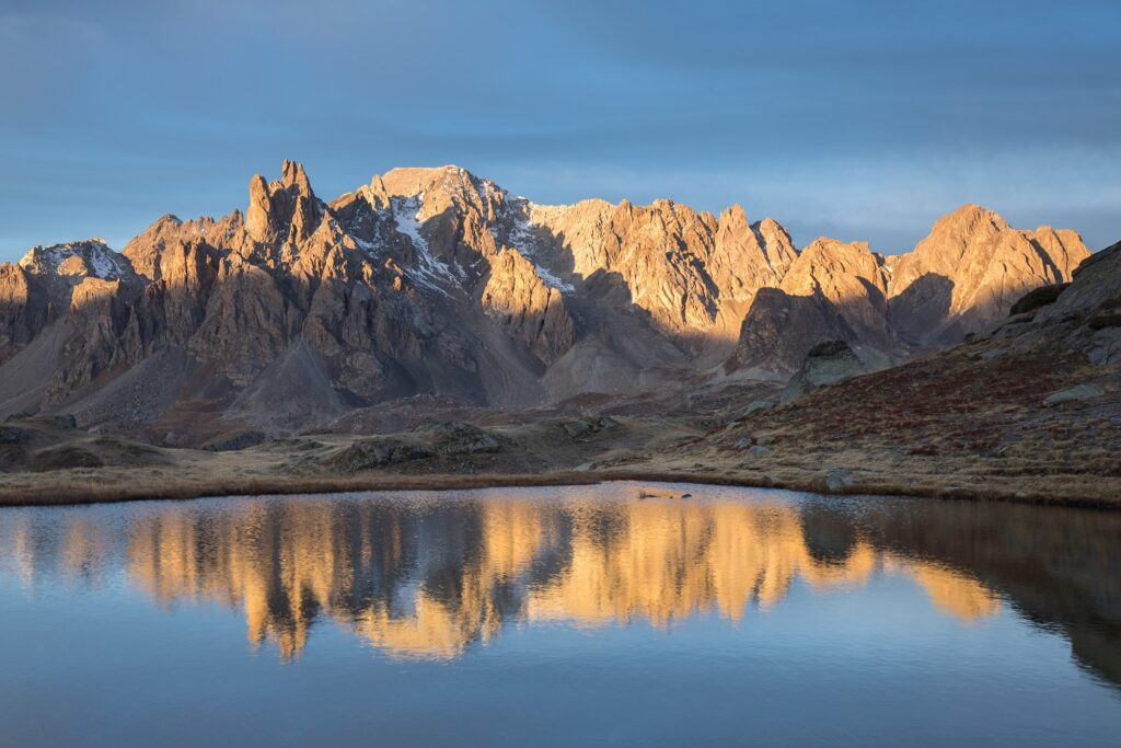 Paysage de montagne avec un lac, dans la Clarée et des sommets derrière ce lac