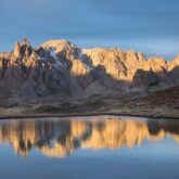 Paysage de montagne avec un lac, dans la Clarée et des sommets derrière ce lac