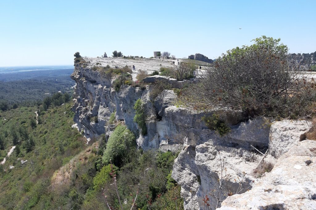 Paysage de montagne en Provence sur une falaise qui donne sur une vallée pleine de végétation