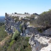 Paysage de montagne en Provence sur une falaise qui donne sur une vallée pleine de végétation