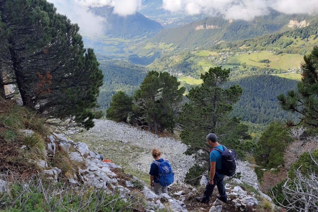 Groupe de randonneurs sur un sentier de randonnée avec un guide lors d'un séjour de découverte des plus beaux sentiers et sommets du Vercors