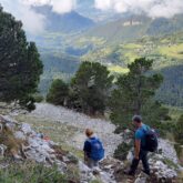 Groupe de randonneurs sur un sentier de randonnée avec un guide lors d'un séjour de découverte des plus beaux sentiers et sommets du Vercors