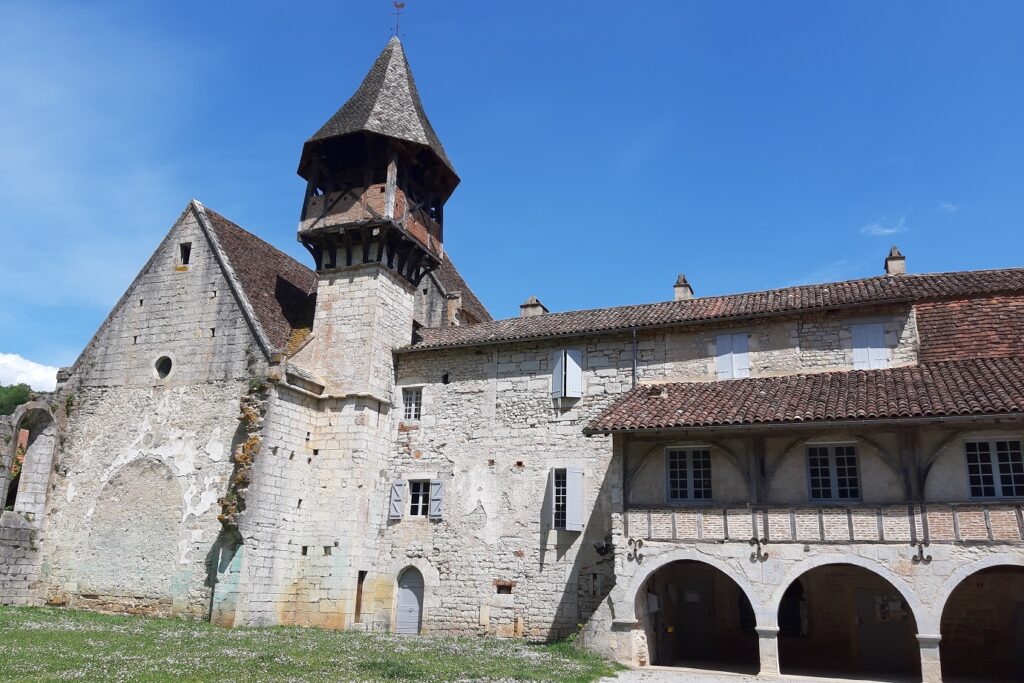 Bâtiment historique observé dans le lot lors d'un séjour de randonnée avec un guide