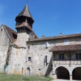Bâtiment historique observé dans le lot lors d'un séjour de randonnée avec un guide