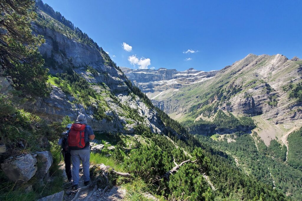 groupe de randonneurs sur un sentier à flanc de montagne dans le cirque de Gavarnie