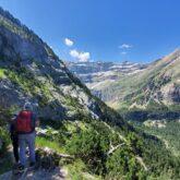 groupe de randonneurs sur un sentier à flanc de montagne dans le cirque de Gavarnie
