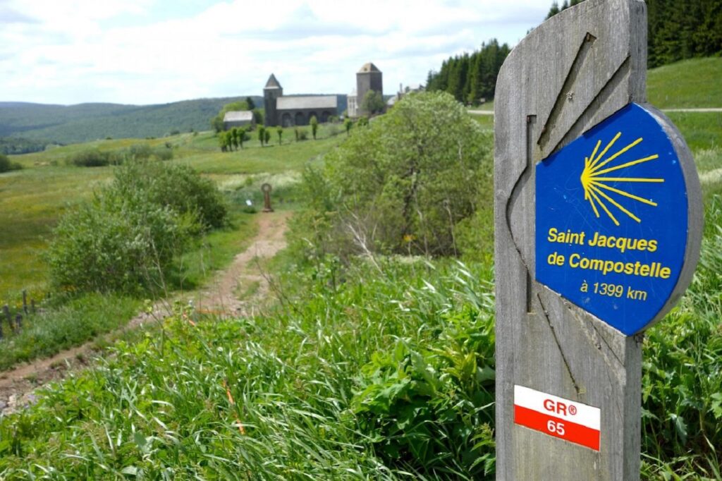 Paysage de campagne sur le chemin de Saint-Jacques de Compostelle avec un panneau pour baliser la présence du chemin