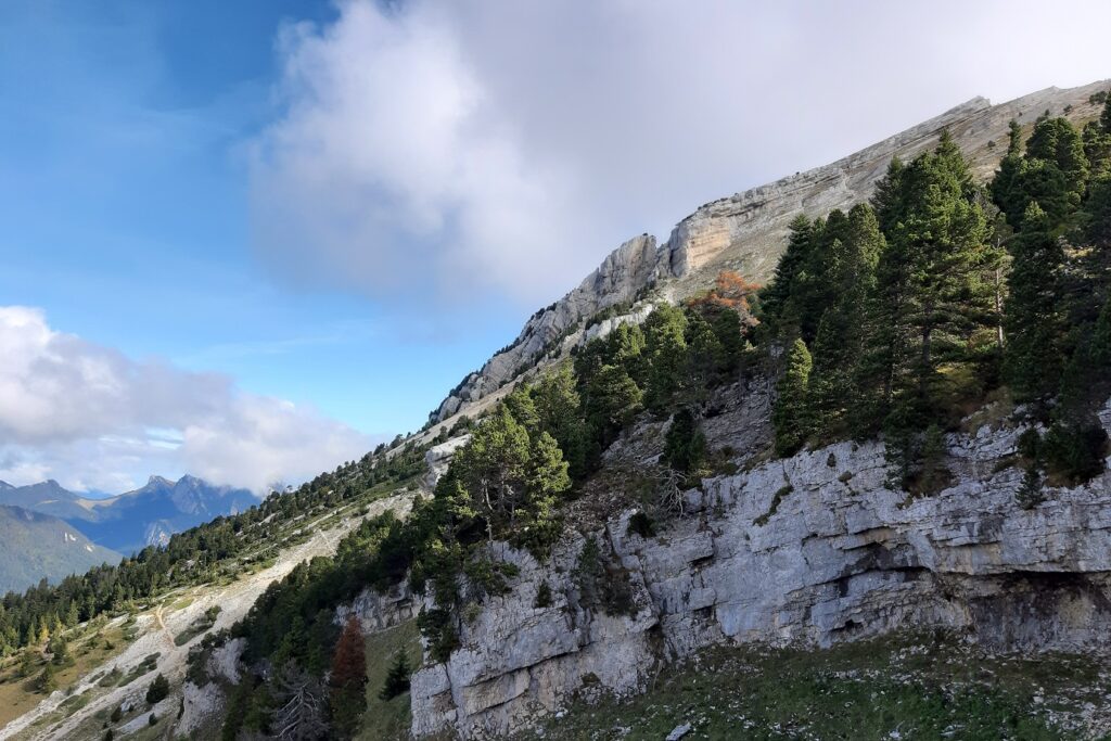 Paysage de montagne dans le Vercors observé lors d'un séjour de randonnées en liberté