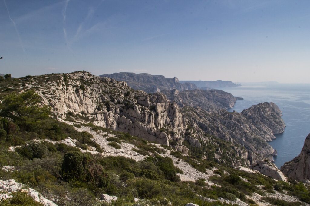 Paysage rocailleux avec des falaises et de la végétation
