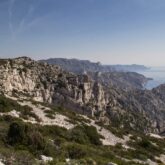 Paysage rocailleux avec des falaises et de la végétation