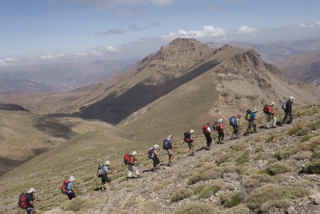 Groupe de randonneurs sur un sentier de randonnée au Maroc au cours de leur ascension du M'goun