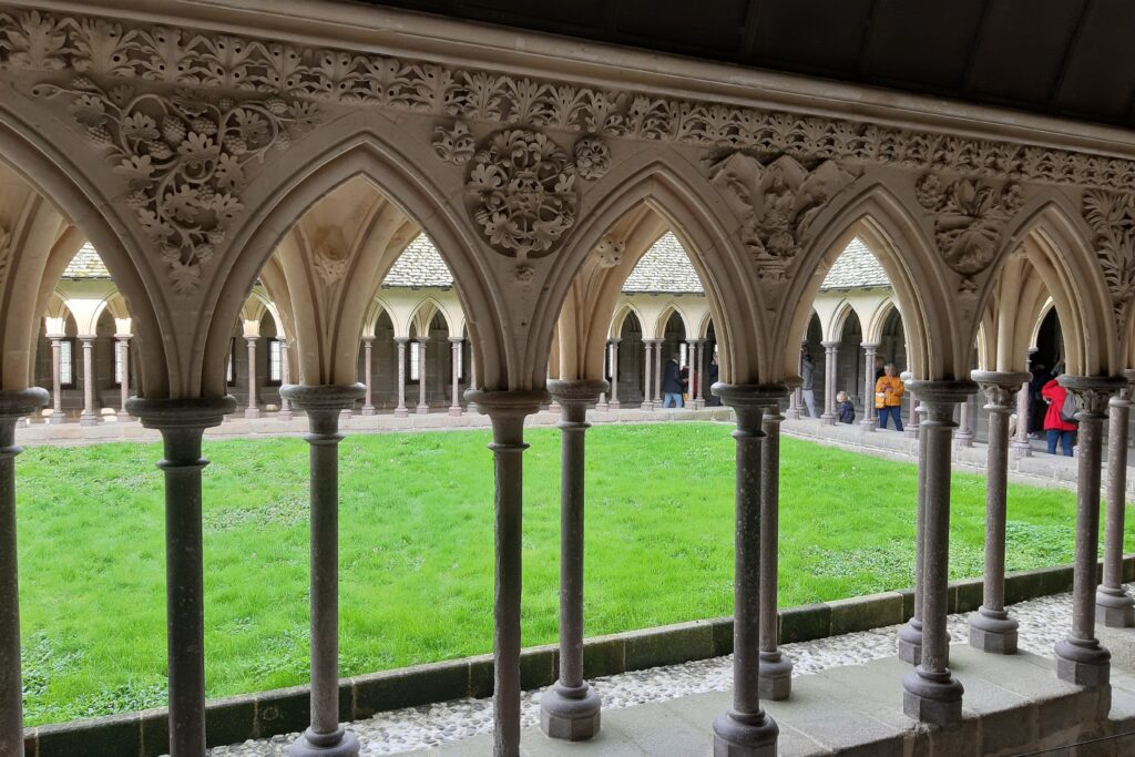 Paysage intérieur d'un monument historique observé lors d'un séjour autour du mont Saint-Michel et de la baie de Chausey