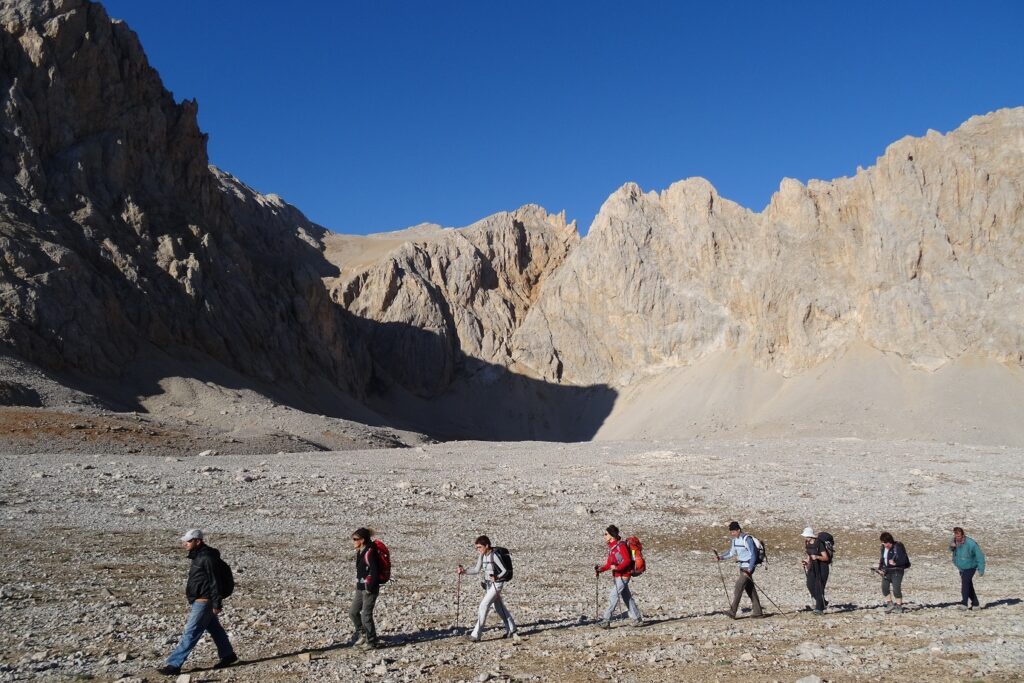 Groupe de randonneurs sur un sentier de randonnée avec leur guide