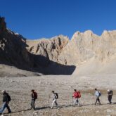 Groupe de randonneurs sur un sentier de randonnée avec leur guide