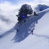 Groupe de randonneurs en raquettes avec leur guide à flanc de montagne dans la zone de la commune de Montgarri lors d'un séjour en raquette pour le nouvel an