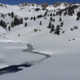 Paysage dans le nouvelle d'un chemin de randonnée à emprunter en raquettes avec à gauche un cours d'eau