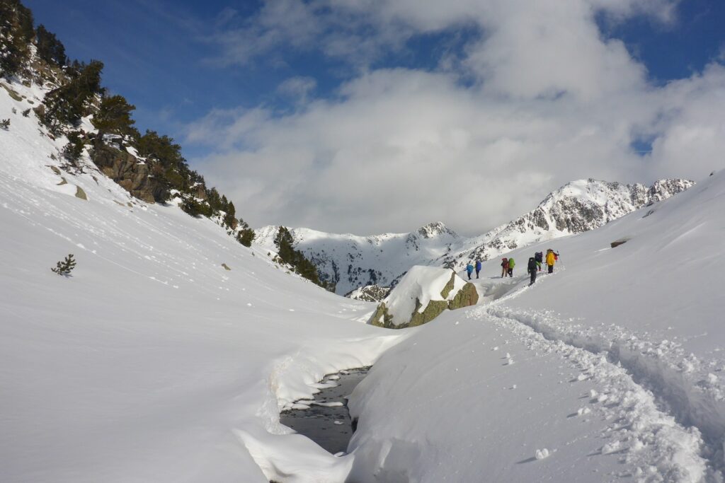 Paysage de montagne en hiver avec des traces de pas dans la neige en raquettes