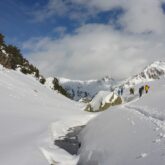 Paysage de montagne en hiver avec des traces de pas dans la neige en raquettes