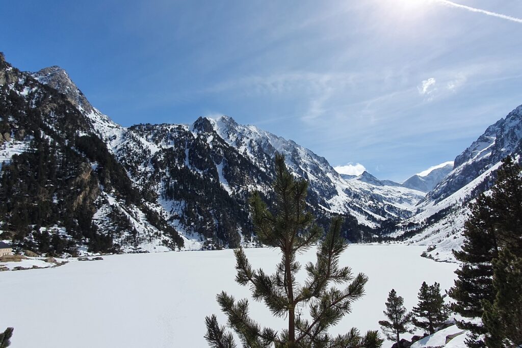 Paysage enneigé dans les hautes Pyrénées observé par des randonneurs au cours d'un séjour raquette et balnéo entre Cauterets et le Néouvielle