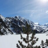 Paysage enneigé dans les hautes Pyrénées observé par des randonneurs au cours d'un séjour raquette et balnéo entre Cauterets et le Néouvielle
