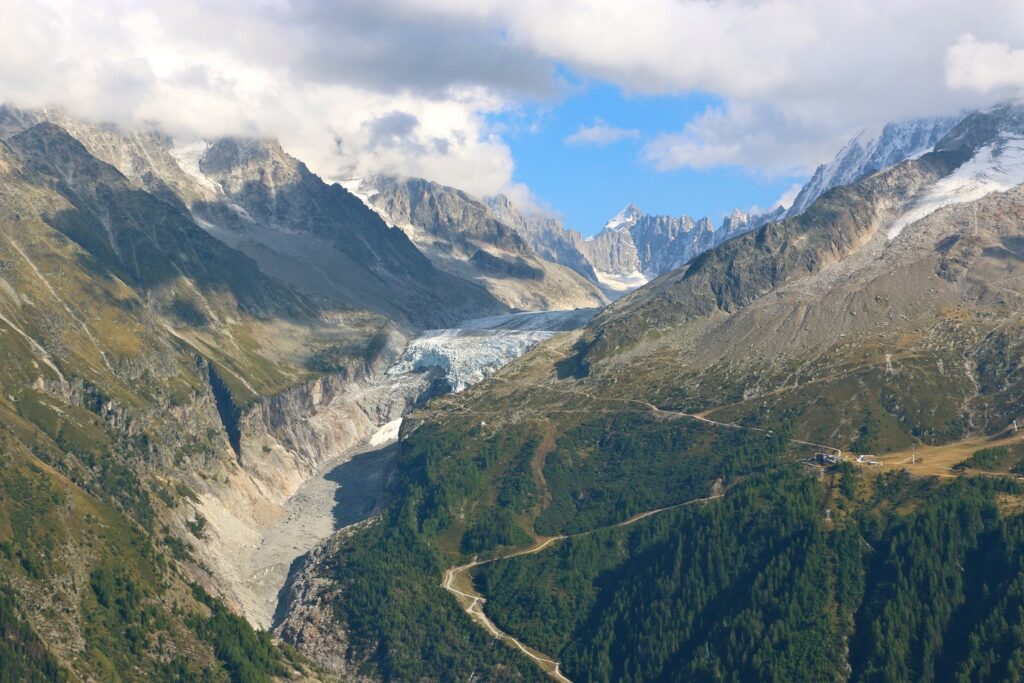 Paysage de montagne avec le glacier en fond, ce paysage est observé au cours d'une randonnée guidée du tour du mont Blanc nord