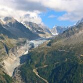 Paysage de montagne avec le glacier en fond, ce paysage est observé au cours d'une randonnée guidée du tour du mont Blanc nord