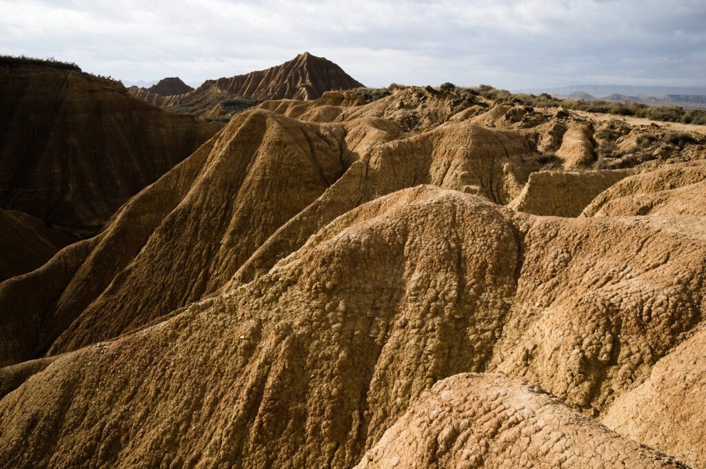 Paysage dans les Bardenas avec différents reliefs de couleur sable et ocre, caractéristique de la zone