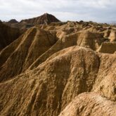 Paysage dans les Bardenas avec différents reliefs de couleur sable et ocre, caractéristique de la zone