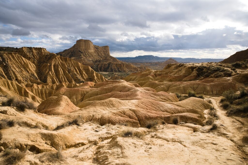 Paysage des Bardenas, avec des reliefs et peu de végétation