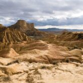 Paysage des Bardenas, avec des reliefs et peu de végétation