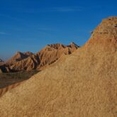 Paysage dans les bardenas avec des reliefs de couleurs ocre et sable qui sont caractéristiques de ce désert espagnol