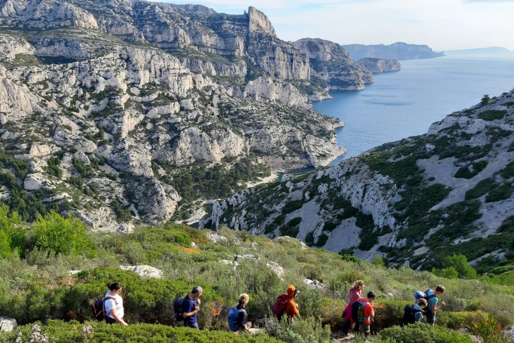 Groupe de randonneurs sur un sentier avec leur guide au sein des calanques de Cassis