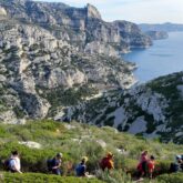 Groupe de randonneurs sur un sentier avec leur guide au sein des calanques de Cassis